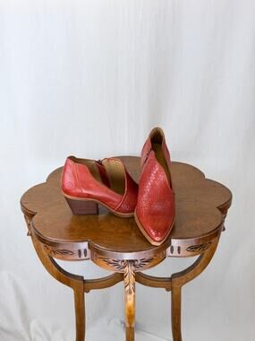 NIB Casta Deli Papaya / Burnt Orange Stack Heel Side Cut Shoe #0280 SZ 39 EU
